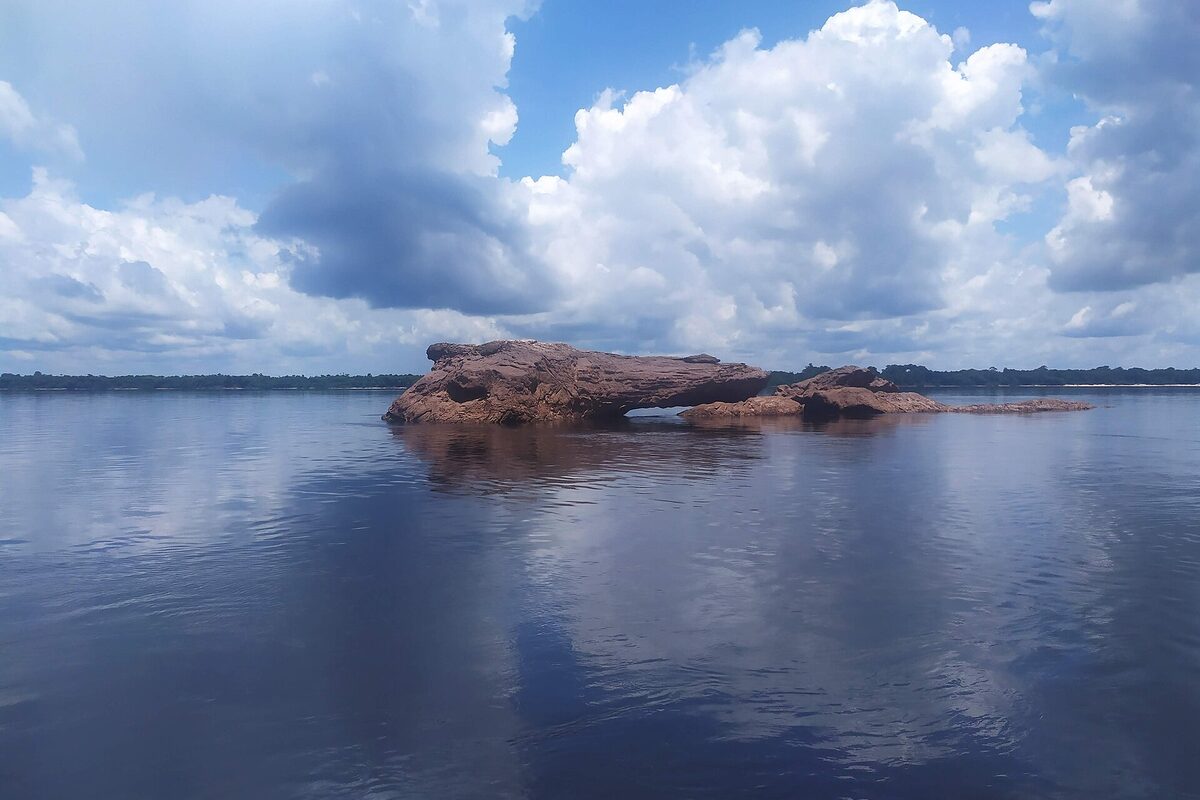 Formação rochosa emergindo das águas do Rio Negro, no arquipélago de Anavilhanas