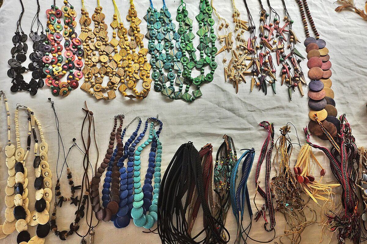 Colares e peças de artesanato indígena expostos para venda