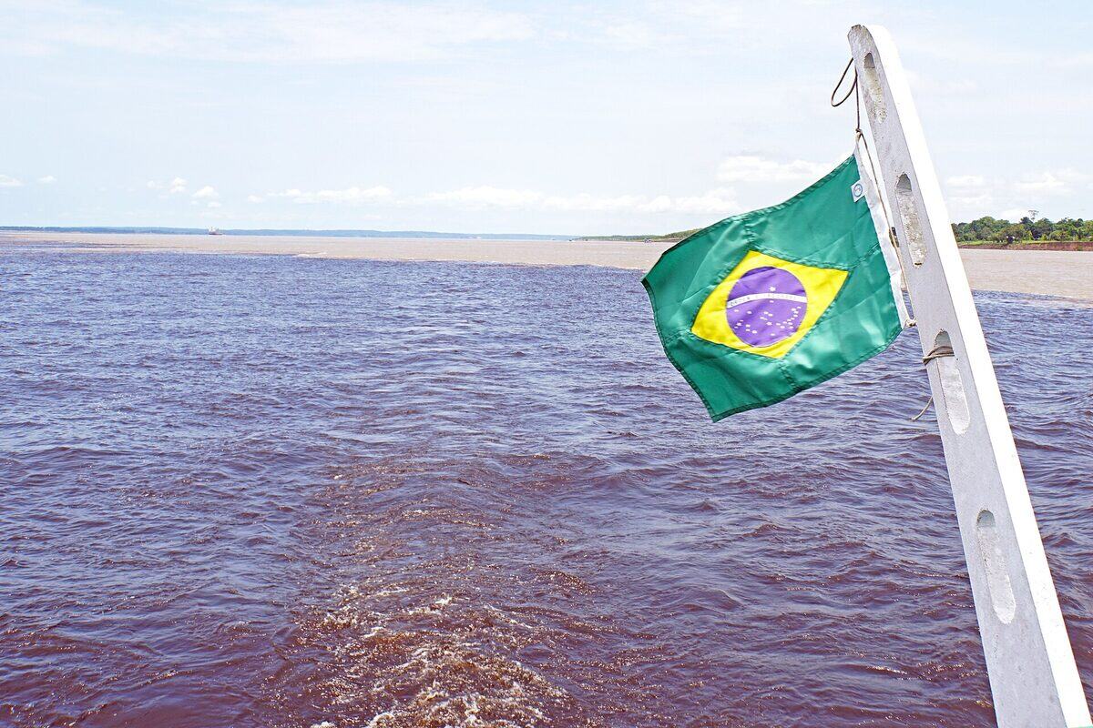 Encontro das Águas: os rios Negro e Solimões correndo lado a lado