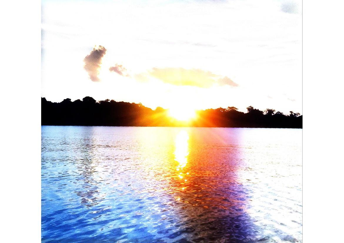 Nascer ou pôr do sol sobre o rio